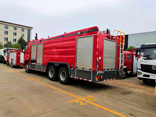 24噸豪沃前四后八水罐消防車(chē)