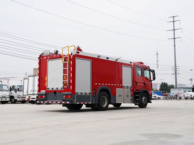 晶馬豪沃8噸水罐消防車(chē)（常壓泵）