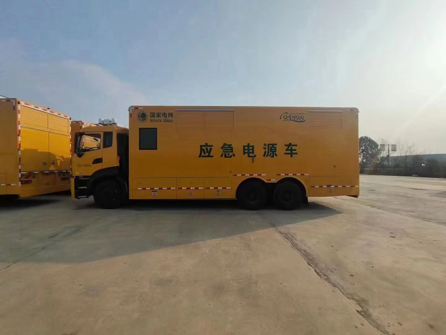 東風(fēng)天龍后雙橋800KW電源車(chē)