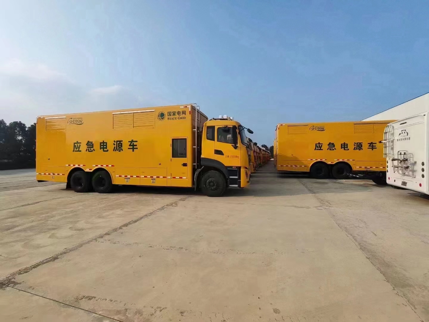 東風(fēng)天龍后雙橋800KW電源車(chē)